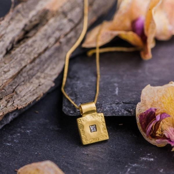 18K Gold Necklace and Pendant with Diamond