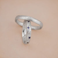 Set Verighete Sappho Wide din Aur Alb 14K cu Diamante și Safire