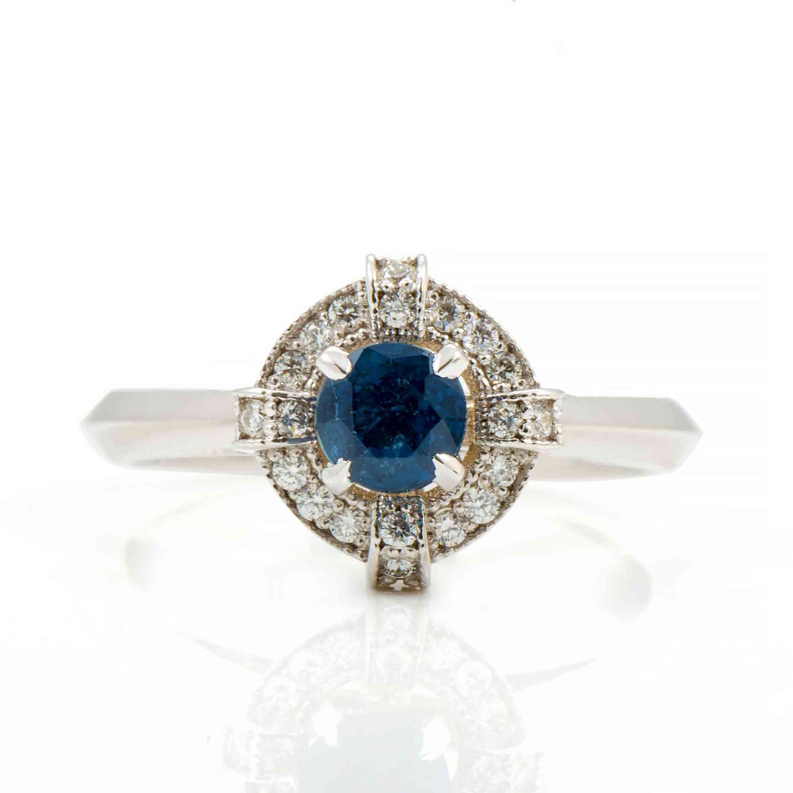 Inel din aur alb 18K cu safir natural si diamante