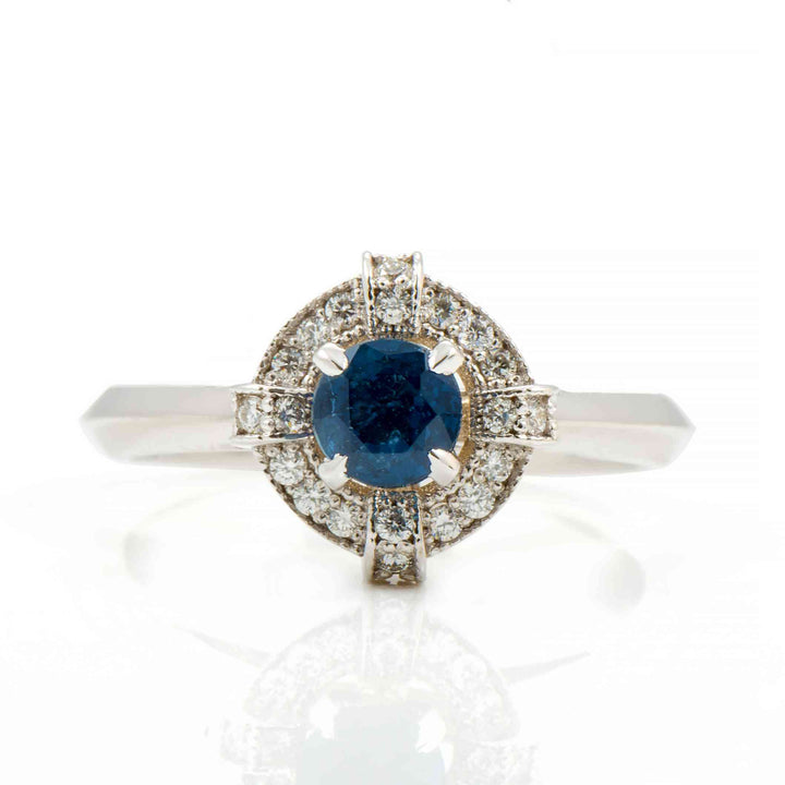 18K white gold ring with natural sapphire and diamonds