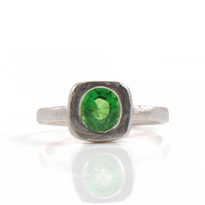 18K white gold ring with natural tsavorite