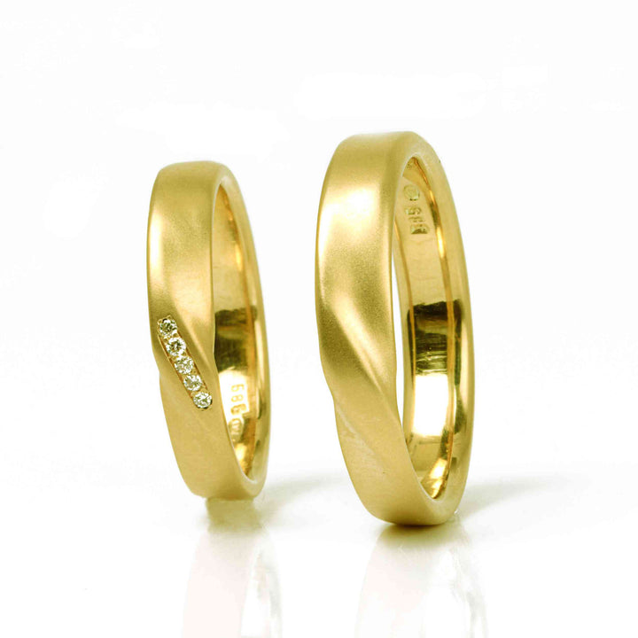 "FINOS" 14K Yellow Gold Wedding Ring Set With Diamonds