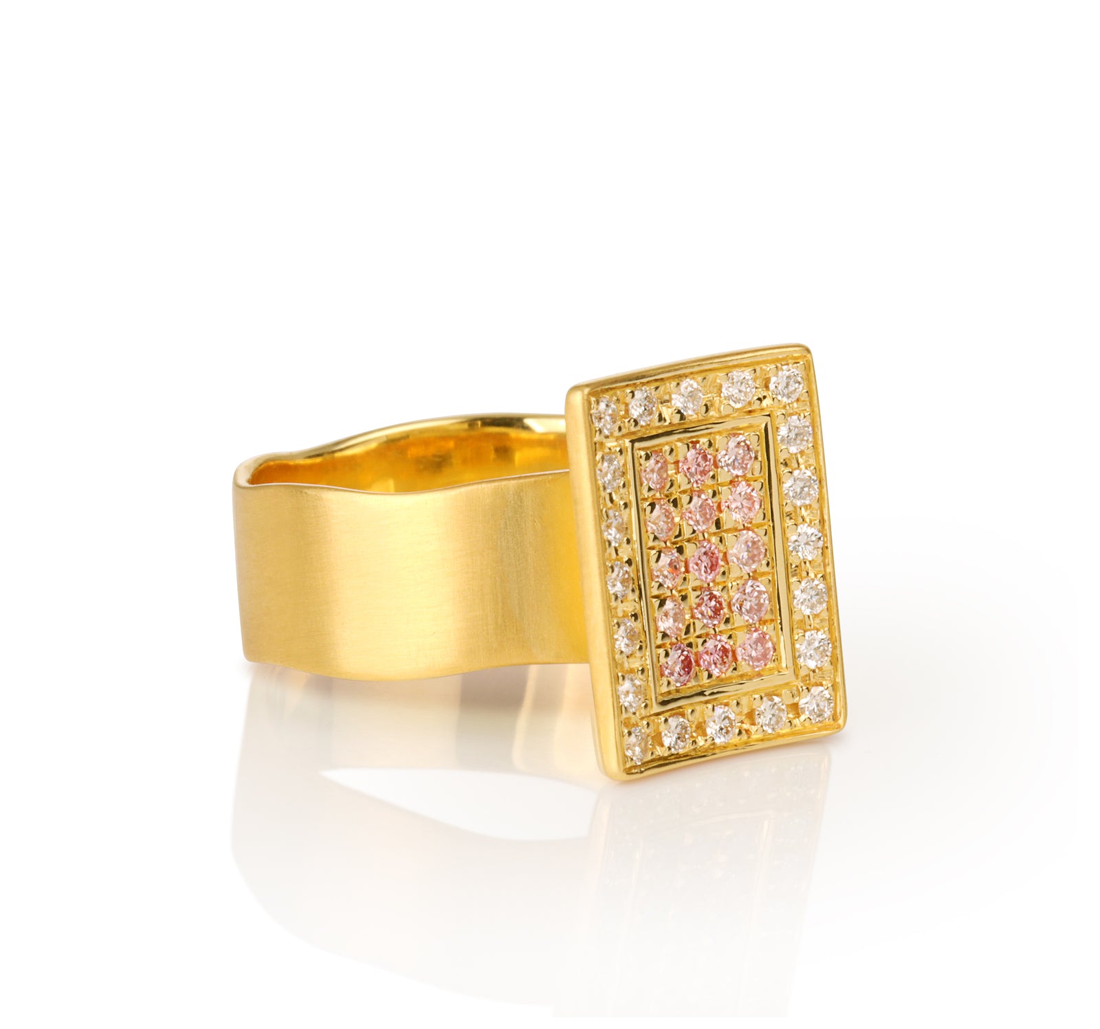 18K Yellow Gold Ring With White and Pink Diamonds