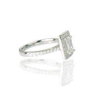 Engagement Ring in 18K White Gold and Natural Diamonds