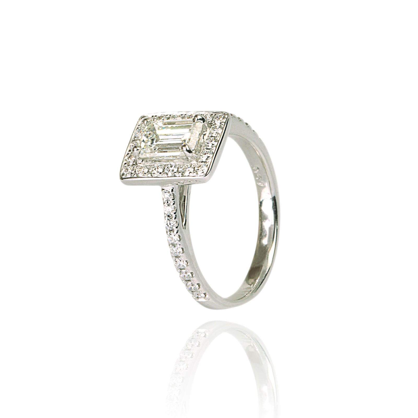 Engagement Ring in 18K White Gold and Natural Diamonds