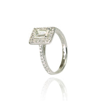 Engagement Ring in 18K White Gold and Natural Diamonds