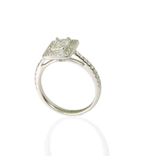 Engagement Ring in 18K White Gold and Natural Diamonds